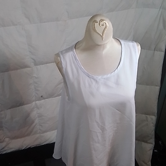 Sleeveless mid cut blouse by Aura - Picture 3 of 5